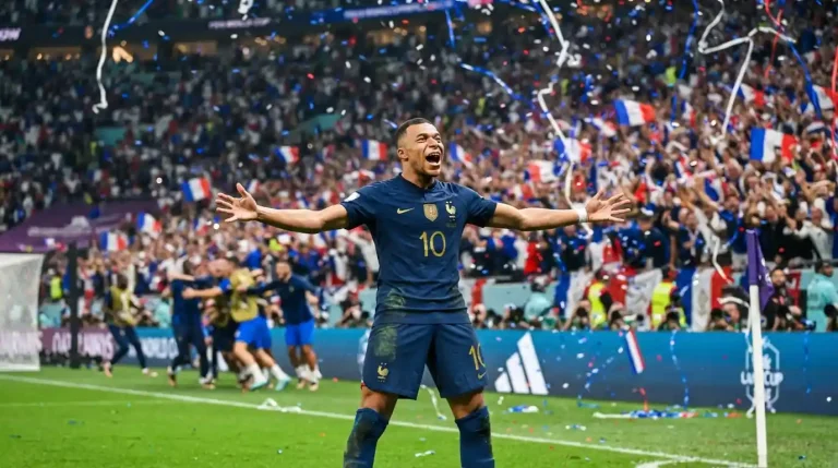 مبابي يحتفل بهدف في مباراة فرنسا إنجلترا مركز ثالث كأس العالم 2026