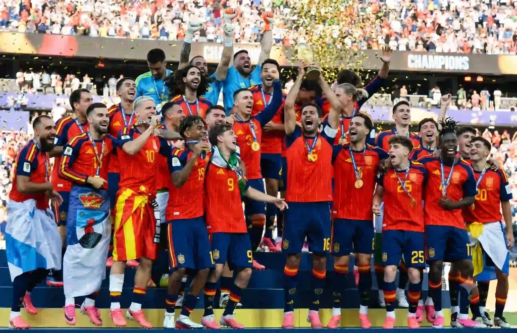 احتفال لاعبي منتخب إسبانيا برفع كأس العالم على منصة التتويج وسط الفرحة وإطلاق القصاصات الذهبية في الملعب.
