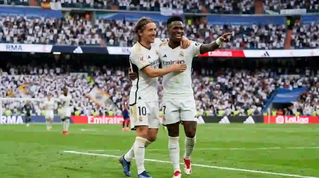 فينيسيوس وإمبابي بقميص ريال مدريد