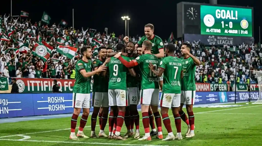 لاعبو الاتفاق يحتفلون بأحد أهداف المباراة